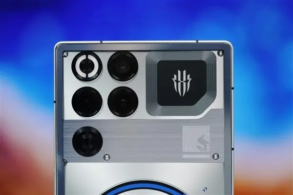 红魔 11S PRO+ 背部散热结构